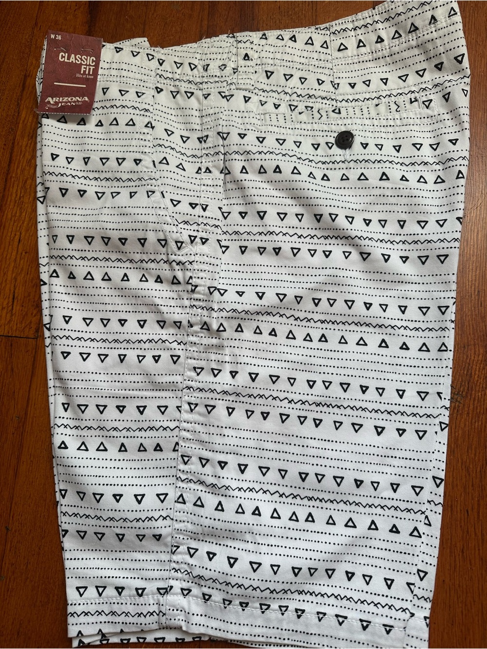 Arizona Jean Company Men’s White Shorts with Black Geometric Print size W36